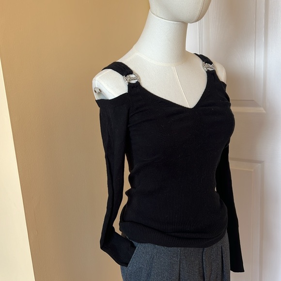 Ladies Long Sleeves/Cut out Shoulders Top by Guess, Size XS - Picture 7 of 7